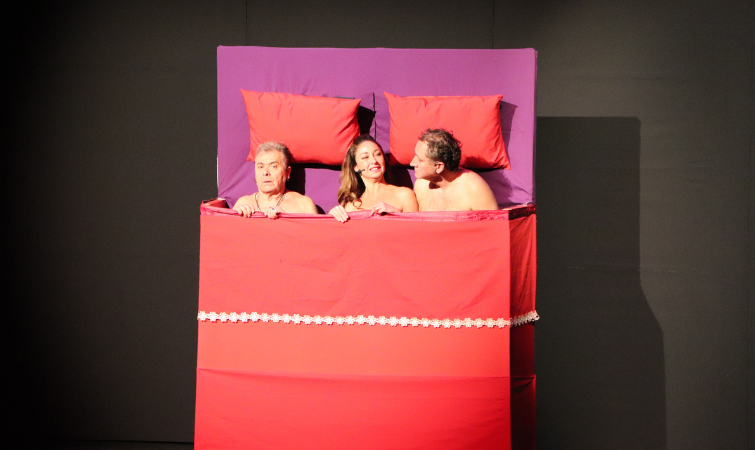 "Felices los 3" llenó el auditorio de la Autónoma con una noche de risas y teatro chileno
