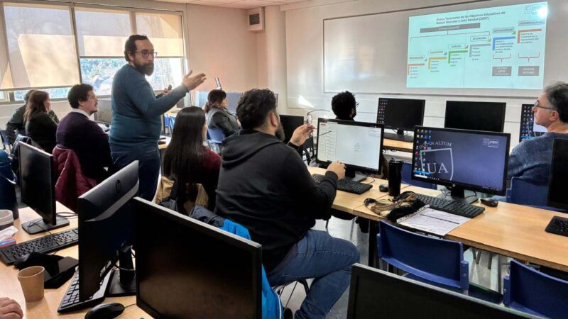 Docentes fortalecen competencias para mejorar la evaluación de aprendizajes en Ciencias de la Salud
