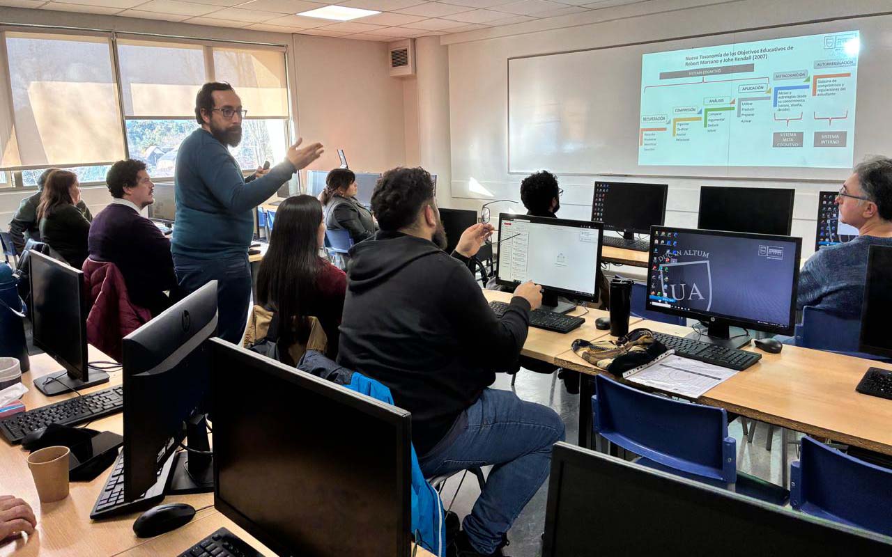 Docentes fortalecen competencias para mejorar la evaluación de aprendizajes en Ciencias de la Salud