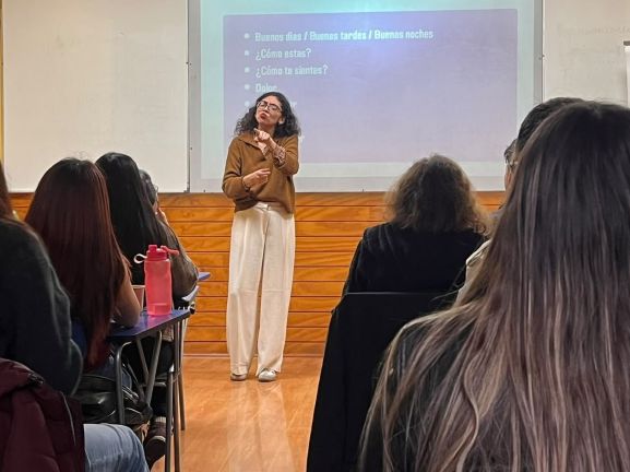 Proyecto de vinculación con el medio de la Clínica de Atención Psicológica refuerza la inclusión de personas sordas