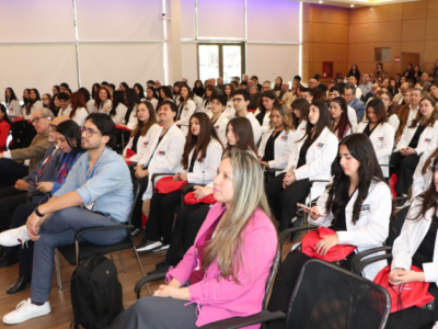 Carrera de Medicina celebró solemne ceremonia de investidura con entrega del delantal blanco