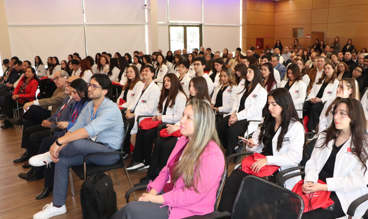 Carrera de Medicina celebró solemne ceremonia de investidura con entrega del delantal blanco