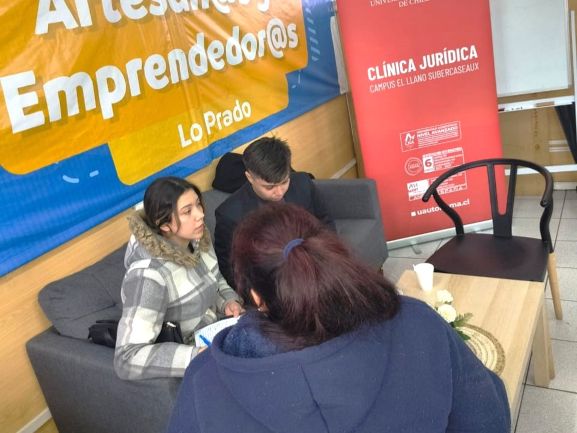Estudiantes de la Clínica Jurídica entregan orientación legal gratuita a vecinos de Lo Prado