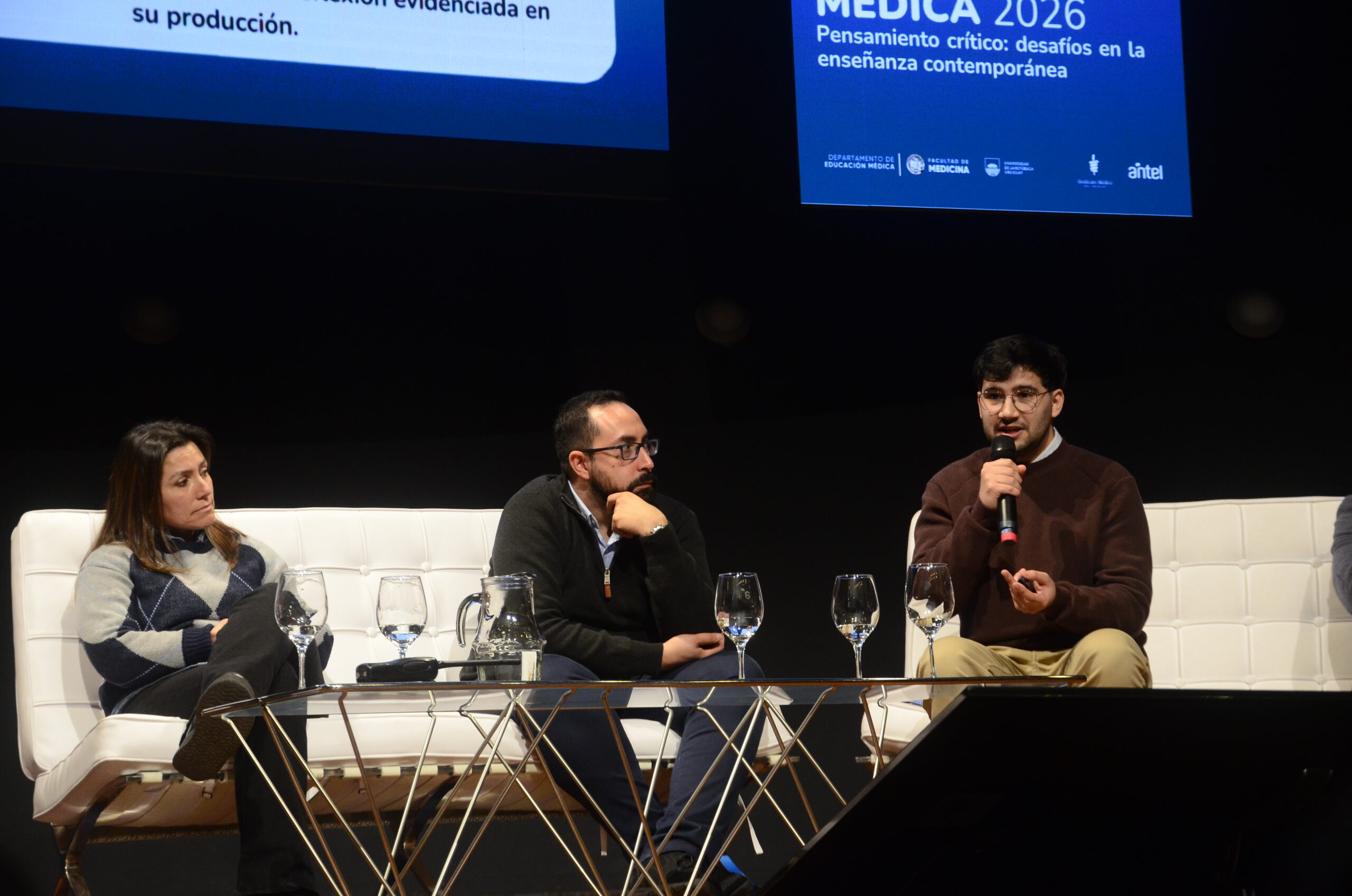 Universidad Autónoma presentó investigación sobre pensamiento crítico en formación médica en jornada internacional en Uruguay