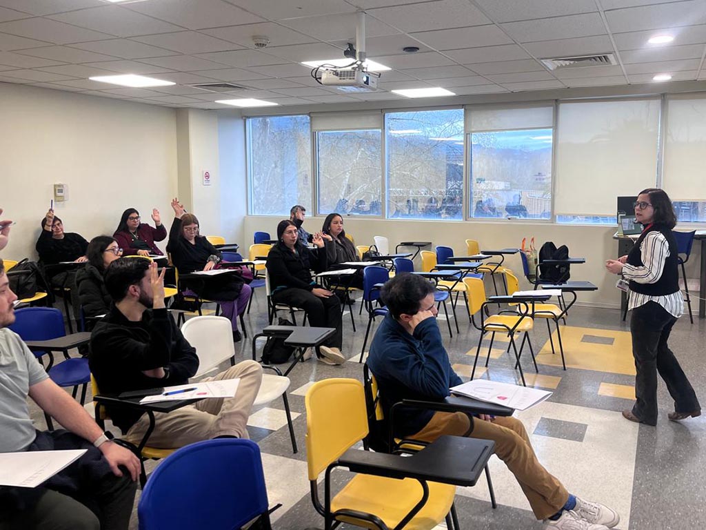 Universidad Autónoma fortalece competencias docentes en educación clínica a través de curso de feedback