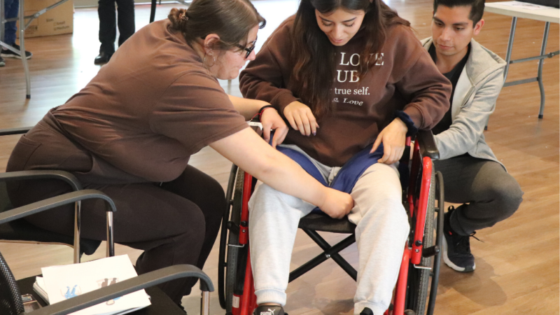 Estudiantes de Terapia Ocupacional de la Universidad Autónoma de Chile se preparan para transformar vidas con sillas de ruedas
