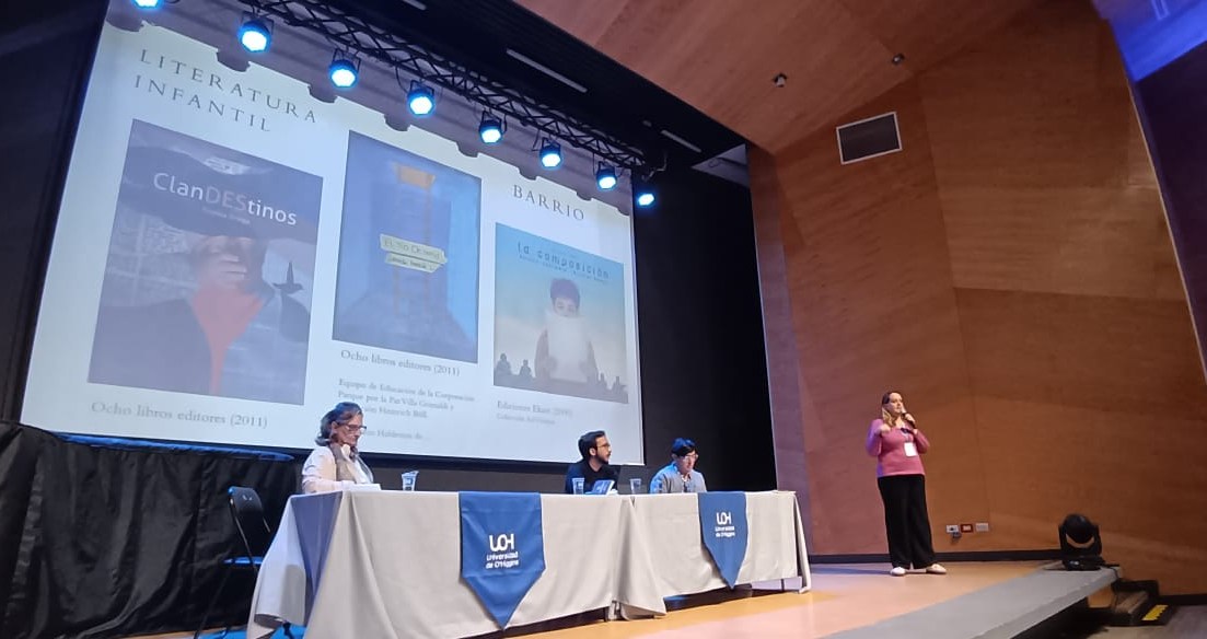 FOTO academica expone en congreso de literatura 1