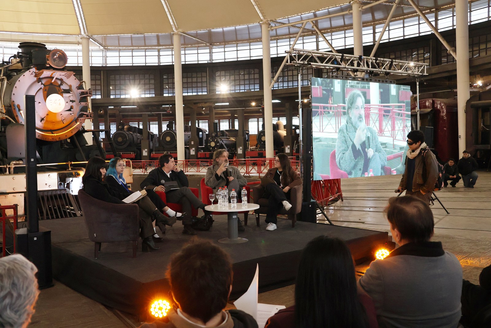 FOTO conversatorio con radic y estudiantes arquitectura 1