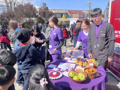 Estudiantes de Nutrición de la U. Autónoma de Chile participan en jornada de salud integral en el Colegio Mundo Mágico