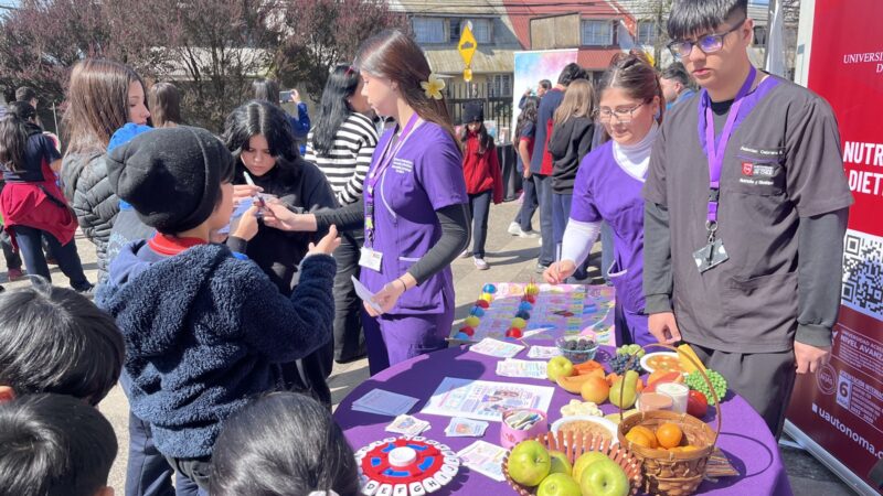 Estudiantes de Nutrición de la U. Autónoma de Chile participan en jornada de salud integral en el Colegio Mundo Mágico