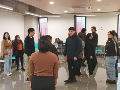 Ayudantes y tutores fortalecen habilidades de liderazgo y comunicación en talleres formativos