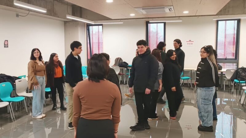 Ayudantes y tutores fortalecen habilidades de liderazgo y comunicación en talleres formativos