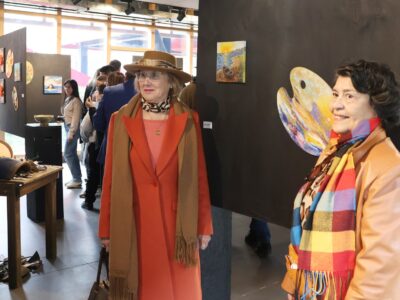 Nueva exposición reúne arte, creatividad y empresa en la U. Autónoma de Chile