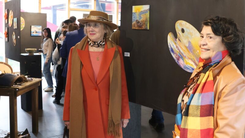 Nueva exposición reúne arte, creatividad y empresa en la U. Autónoma de Chile