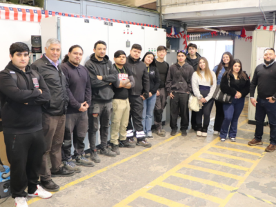 Carrera de Ingeniería Comercial llevó a sus estudiantes a conocer en terreno cómo funciona una empresa