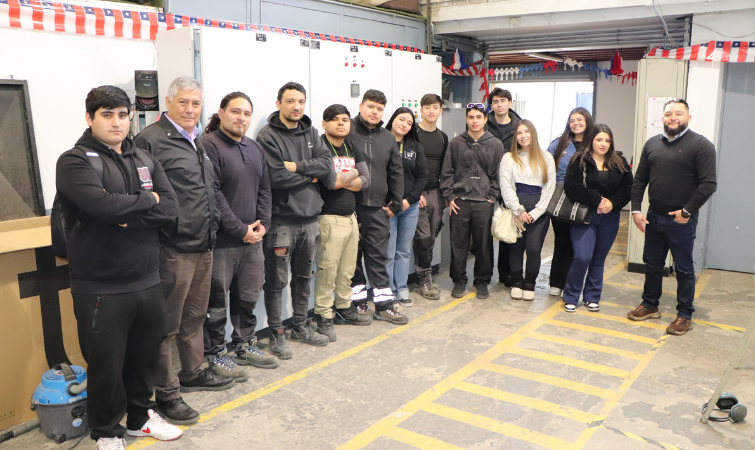 Carrera de Ingeniería Comercial llevó a sus estudiantes a conocer en terreno cómo funciona una empresa