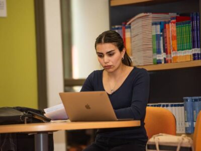 Investigación chilena advierte sobre la "descarga cognitiva": la tendencia de los estudiantes universitarios a delegar el razonamiento en la IA
