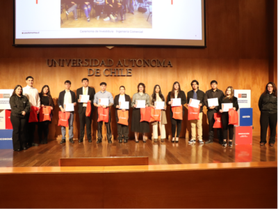 Futuros ingenieros comerciales celebraron su investidura en Sede Santiago  