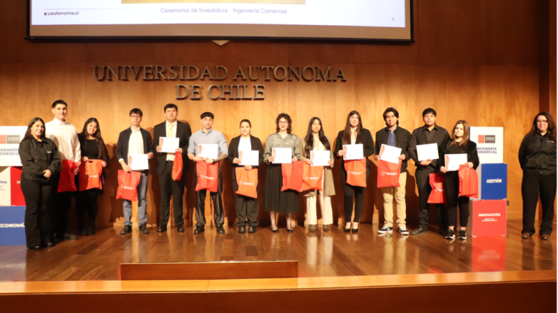 Futuros ingenieros comerciales celebraron su investidura en Sede Santiago  