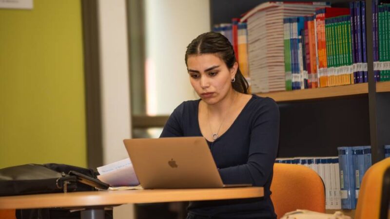 Investigación chilena advierte sobre la "descarga cognitiva": la tendencia de los estudiantes universitarios a delegar el razonamiento en la IA