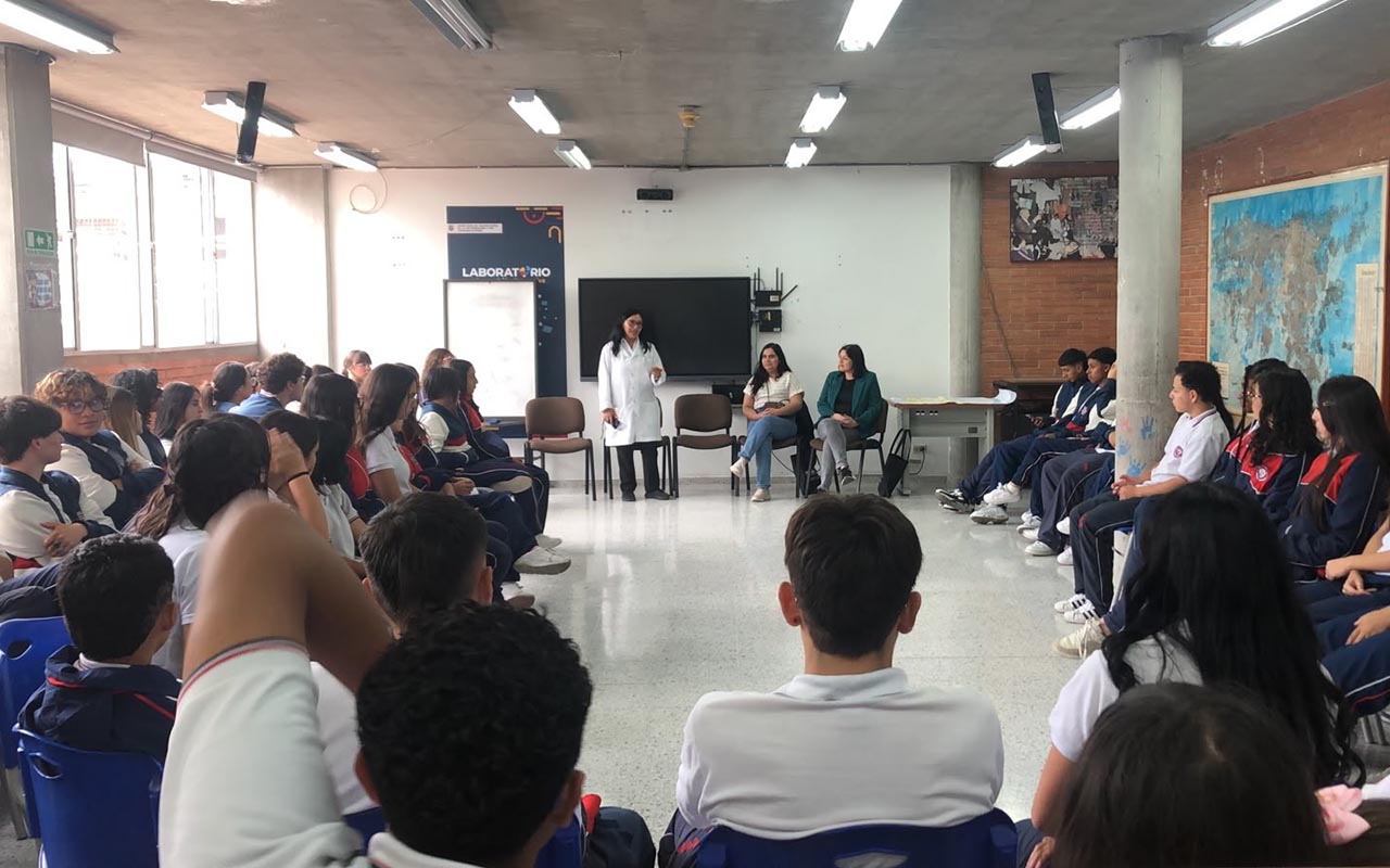 Académica de la Universidad Autónoma fortalece cooperación internacional en educación intercultural durante pasantía en Colombia