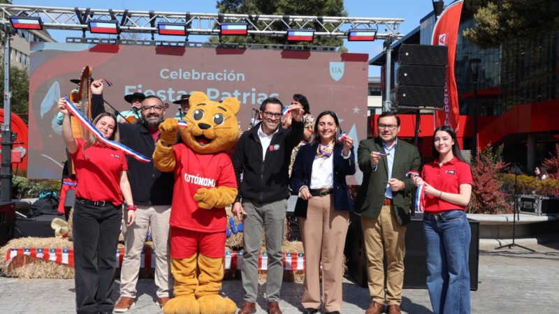 Estudiantes diurnos y vespertinos celebraron las Fiestas Patrias en la Universidad Autónoma