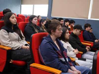Estudiantes de Medicina reflexionaron sobre vocación, aprendizaje y conciencia en charla “Memoria, inteligencia y conciencia”