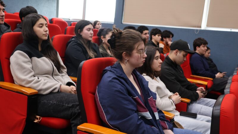 Estudiantes de Medicina reflexionaron sobre vocación, aprendizaje y conciencia en charla “Memoria, inteligencia y conciencia”