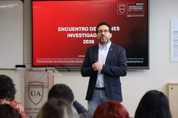 Estudiantes de Pedagogía en Educación Básica se reúnen en Santiago para compartir sus experiencias de investigación científica