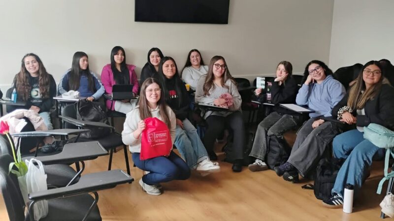 Futuras educadoras diseñarán experiencias de educación ambiental tras un taller de reciclaje