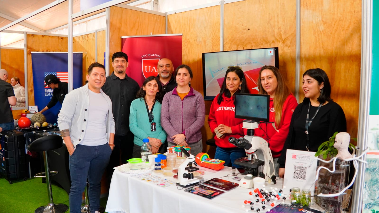 Investigadores de los institutos de ciencias aplicadas y biomédicas de la Autónoma participaron del Festival de Ciencia y Tecnología 2026 en Chol-Chol