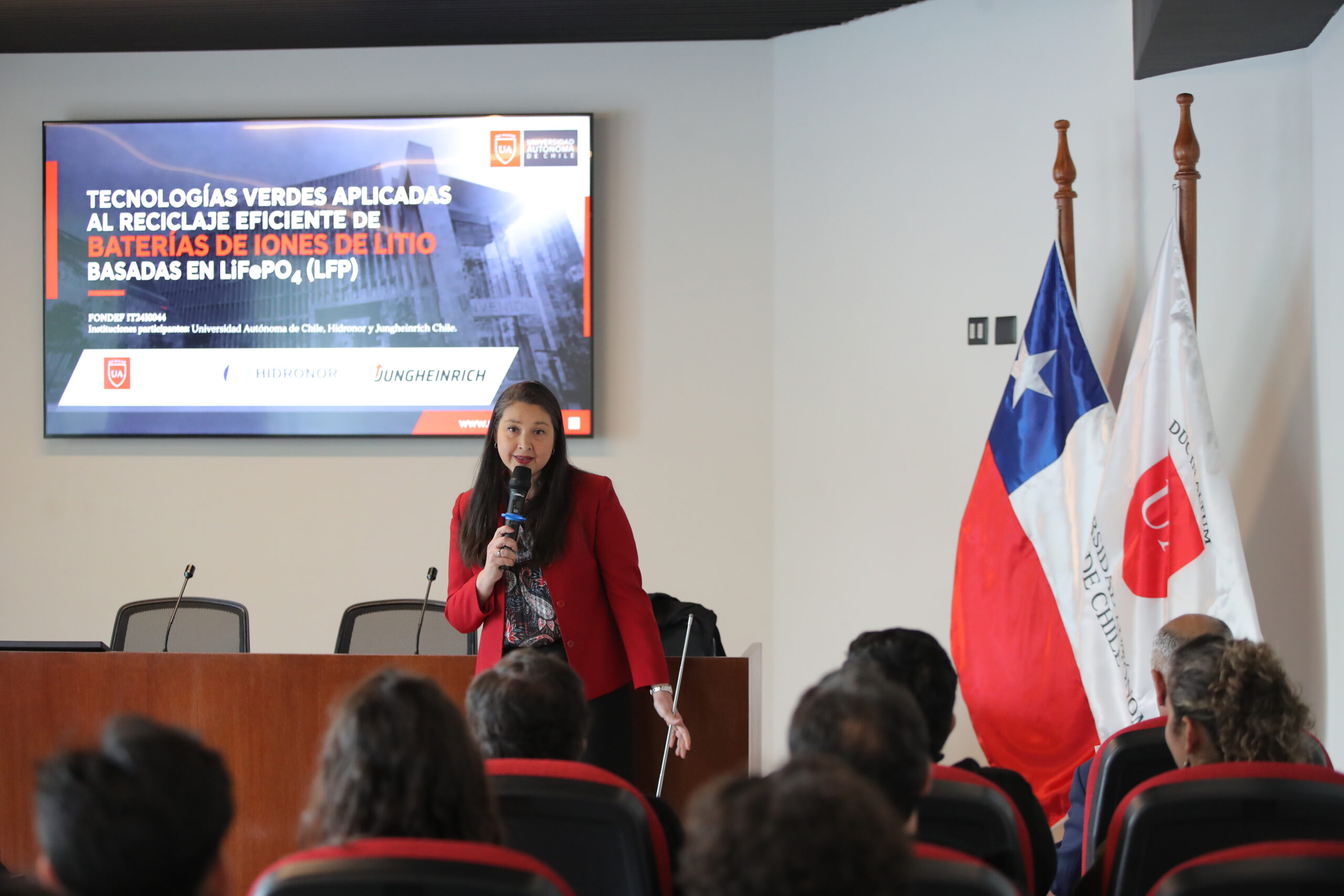 Innovación con sello U. Autónoma: Decana María Luisa Valenzuela recupera hasta el 97% del litio en baterías usadas con ácidos biodegradables