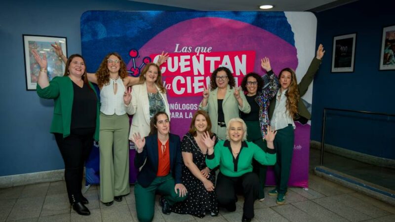 Del universo a la muerte: Nueve monólogos deslumbran en el debut en Chile de “Las que cuentan la ciencia”