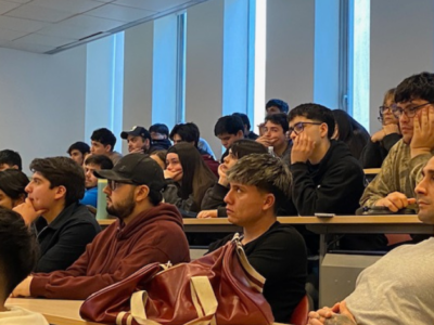 Ingeniería Comercial acerca a sus estudiantes al mundo laboral con visita de Siemens Healthineers