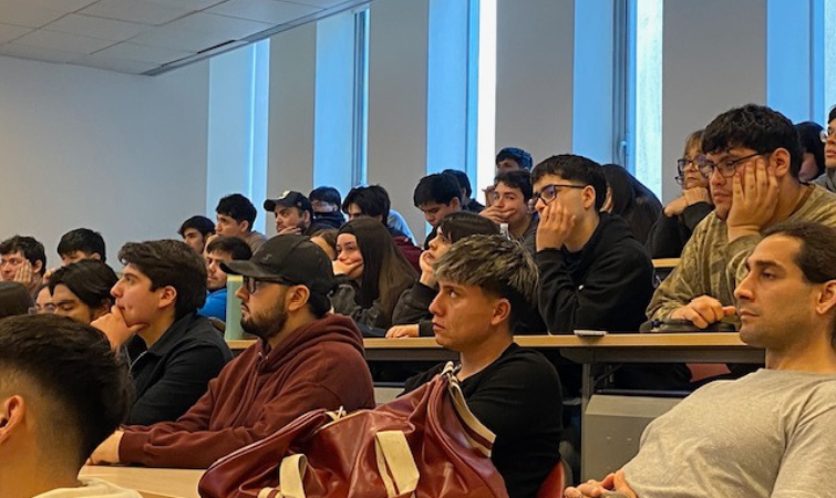 Ingeniería Comercial acerca a sus estudiantes al mundo laboral con visita de Siemens Healthineers